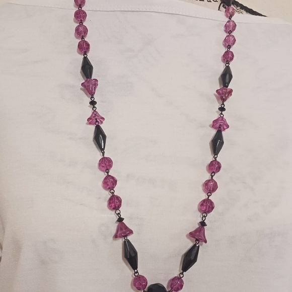 Source Unknown Jewelry - 3/$20 💰 Simple Purple and Black Glass Beaded Necklace